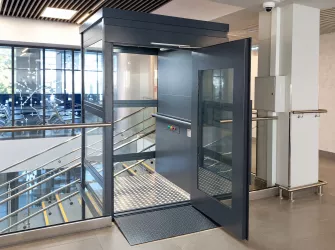 Шахтный подъемник для инвалидов VEARA EasyLift 4.0 в стеклянном исполнении