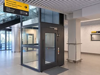 Шахтный подъемник для инвалидов VEARA EasyLift 4.0 в стеклянном исполнении