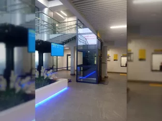 Шахтный подъемник для инвалидов VEARA EasyLift 4.0 в стеклянном исполнении