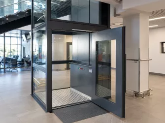 Шахтный подъемник для инвалидов VEARA EasyLift 4.0 в стеклянном исполнении