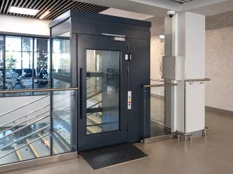 Шахтный подъемник для инвалидов VEARA EasyLift 4.0 в стеклянном исполнении