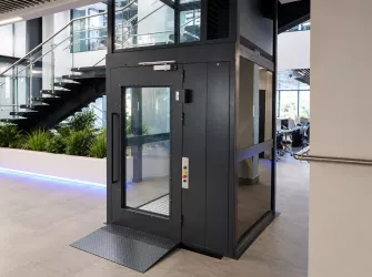 Шахтный подъемник для инвалидов VEARA EasyLift 4.0 в стеклянном исполнении