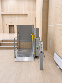 Вертикальная платформа Veara EasyLift для актового зала школы