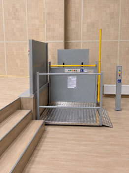Вертикальная платформа Veara EasyLift для актового зала школы